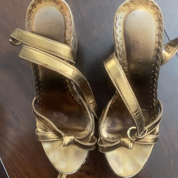 Brown and brushed bronze coach wedge style sandal - Picture 4 of 4